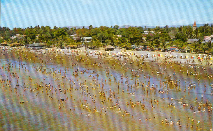 La plage de Puntarenas, au fond la ville - annes 1960.
