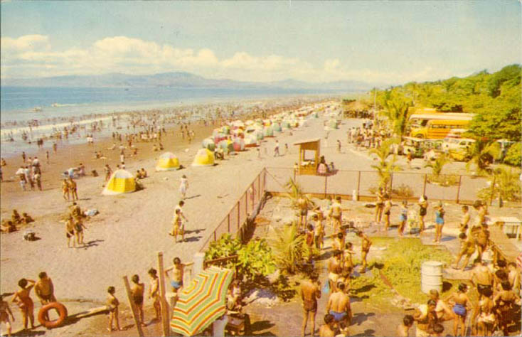 La plage de Puntarenas, au fond la Pninsule de Nicoya - annes 1960.