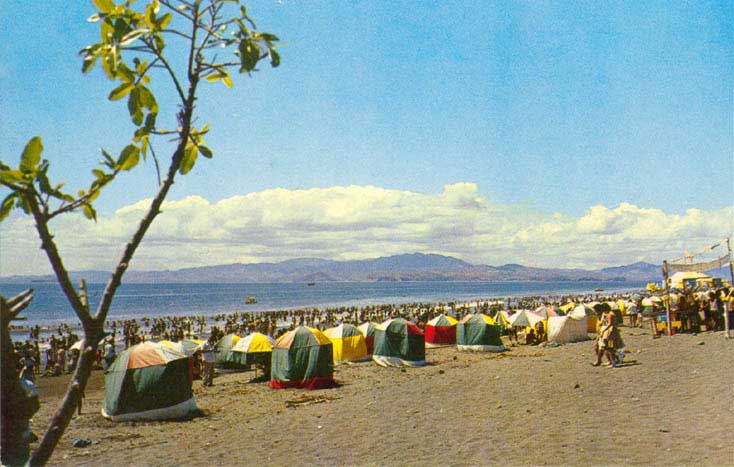 Cabines de bains sur la plage de Puntarenas - annes 1970.