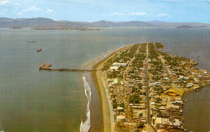 Vue arienne du port, Puntarenas - annes 1970.