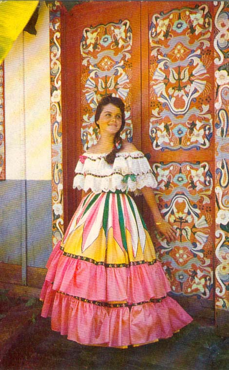 Jeune fille en costume traditionnel, devant une porte décorée à la manière de Sarchi