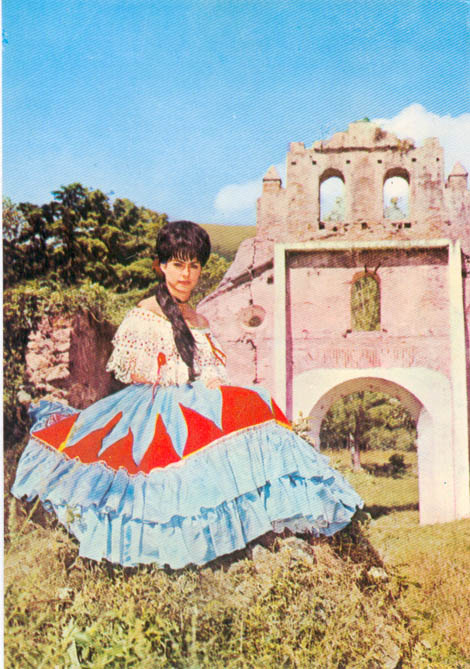 Jeune fille en costume traditionnel, devant les ruines de lglise dUrajas - Annes 1960.