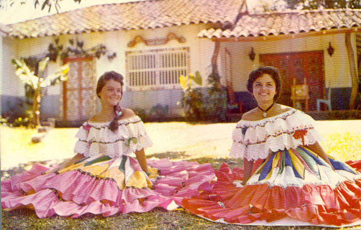 Deux jeunes filles costariciennes en costumes traditionnels - Annes 1960.
