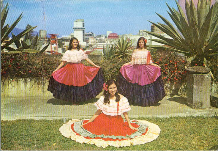 Trois jeunes filles en habits folkloriques, au fond San Jos - Annes 1960.