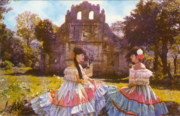 Deux  damitas  (petites dames) en costume traditionnel devant les ruines de lglise dUrajas - Annes 1960